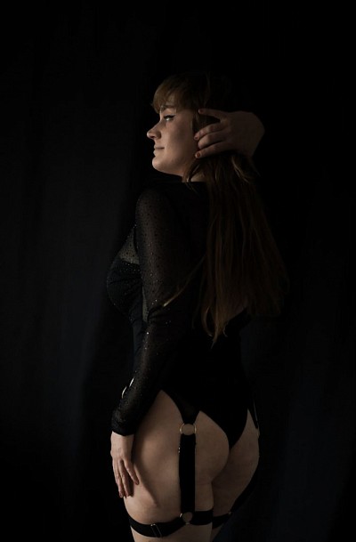 Erotische Frau auf schwarzem Hintergrund