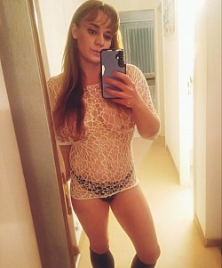 Frau in schwarzem kleid